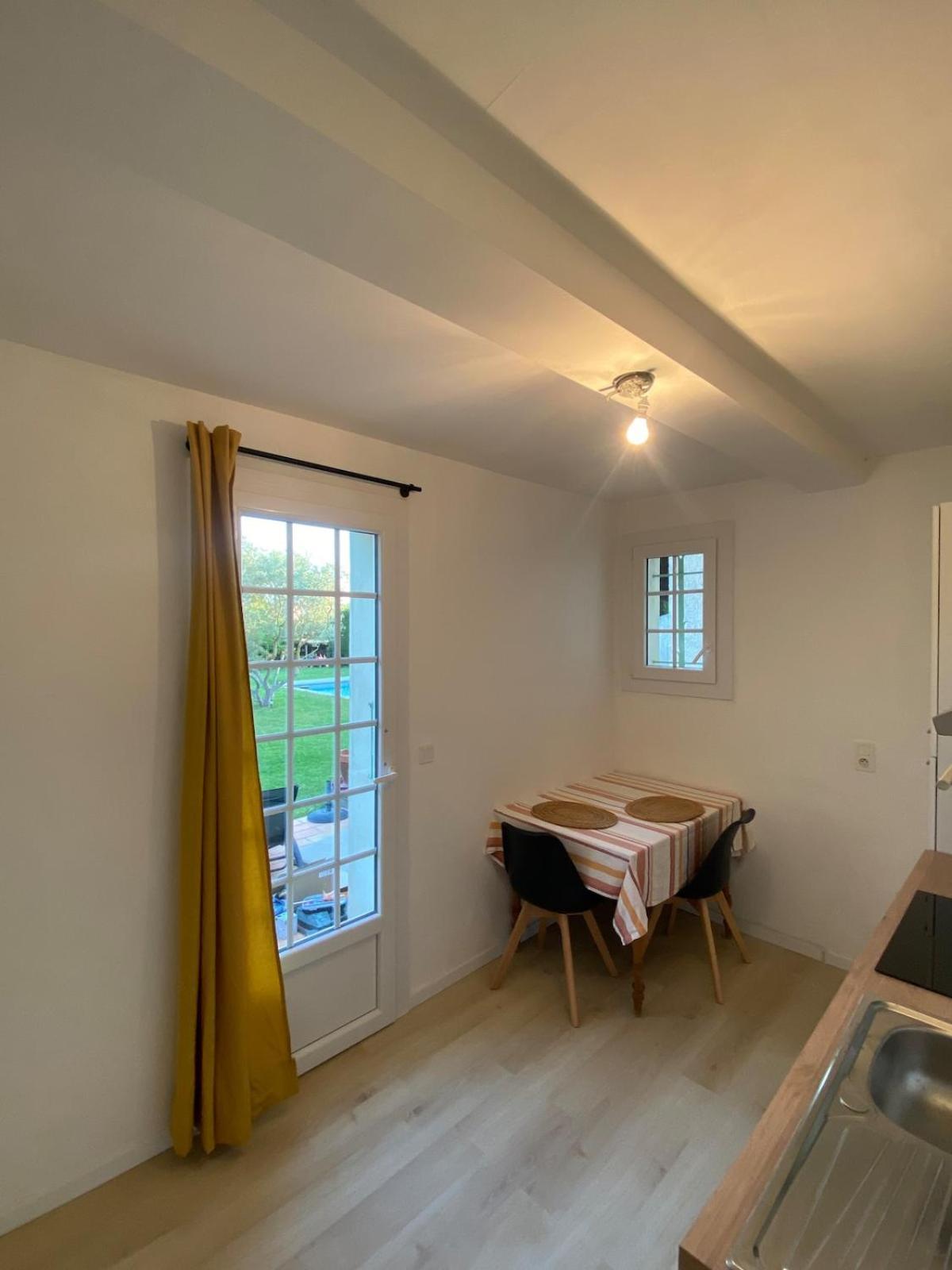 Studio En Provence Avec Piscine La Barben Экстерьер фото