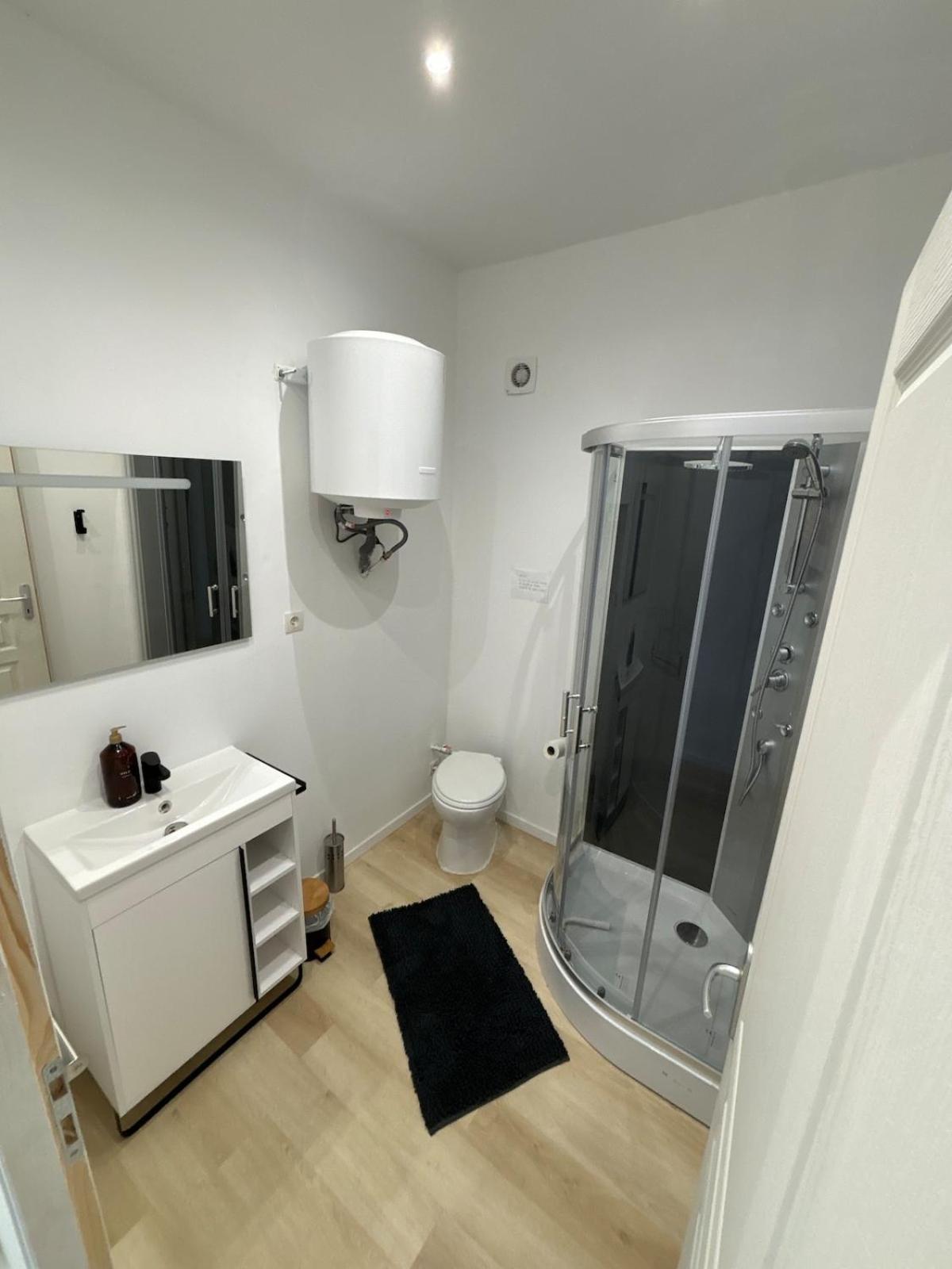 Studio En Provence Avec Piscine La Barben Экстерьер фото