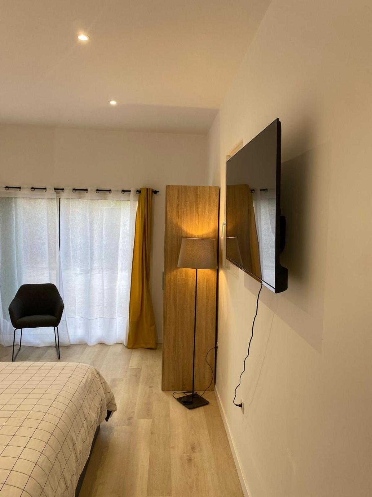 Studio En Provence Avec Piscine La Barben Экстерьер фото