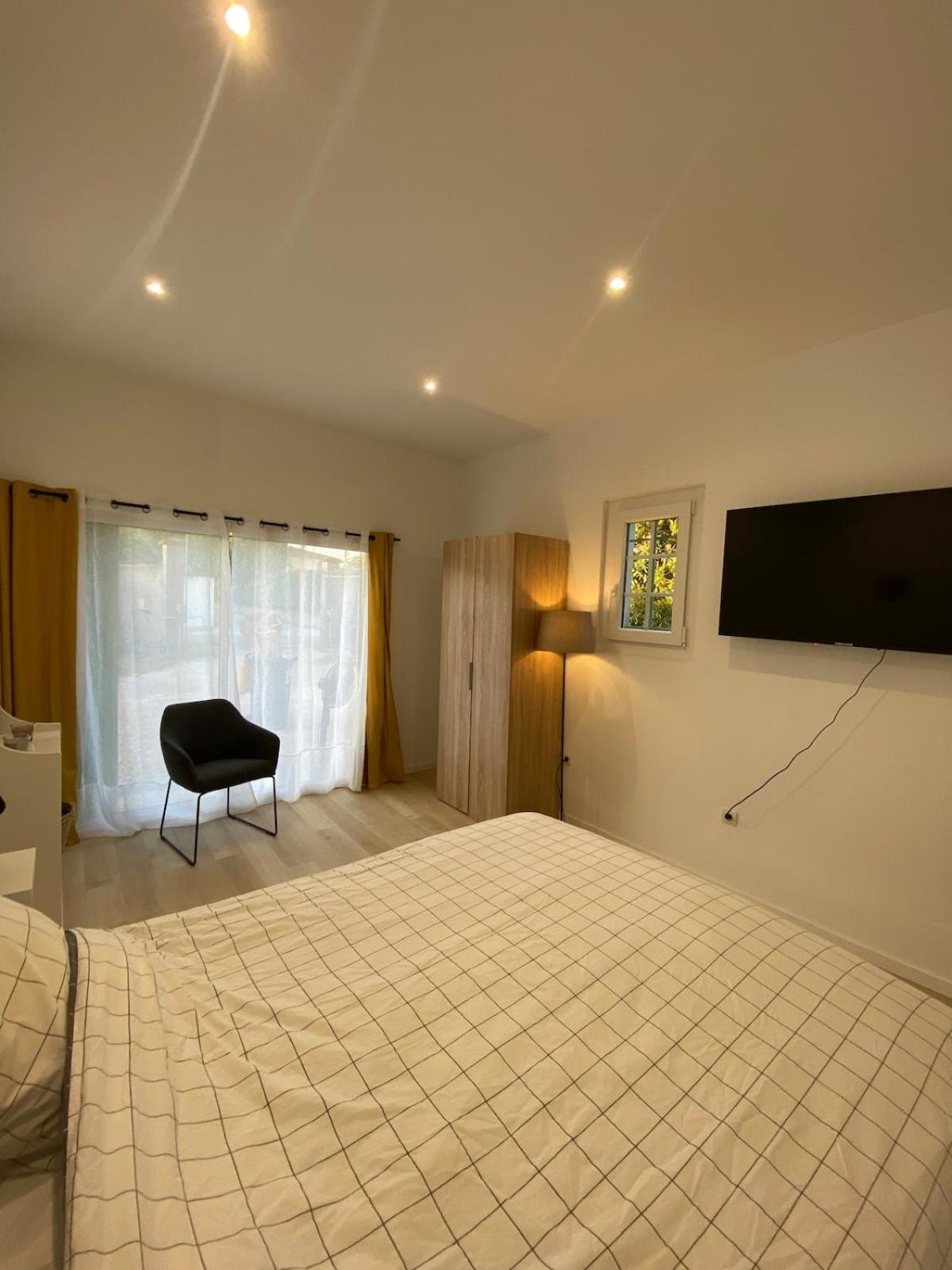 Studio En Provence Avec Piscine La Barben Экстерьер фото