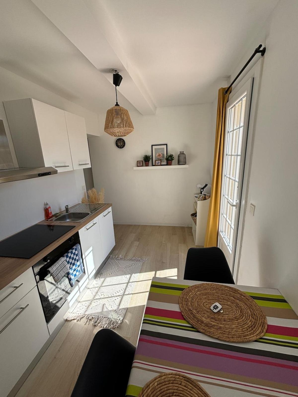 Studio En Provence Avec Piscine La Barben Экстерьер фото
