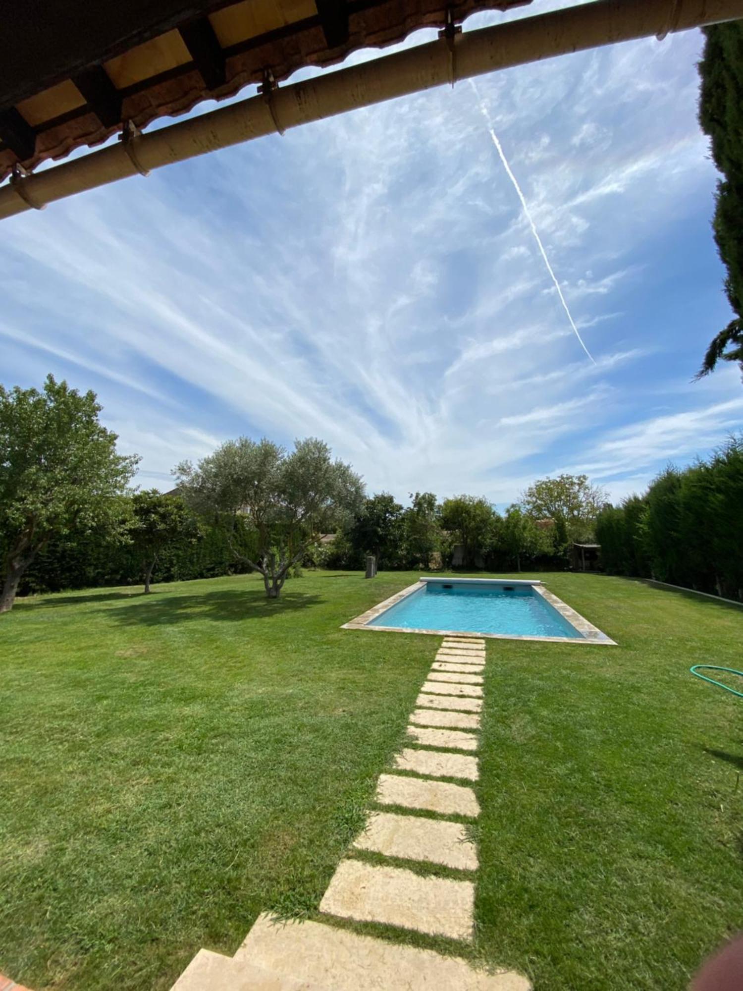 Studio En Provence Avec Piscine La Barben Экстерьер фото
