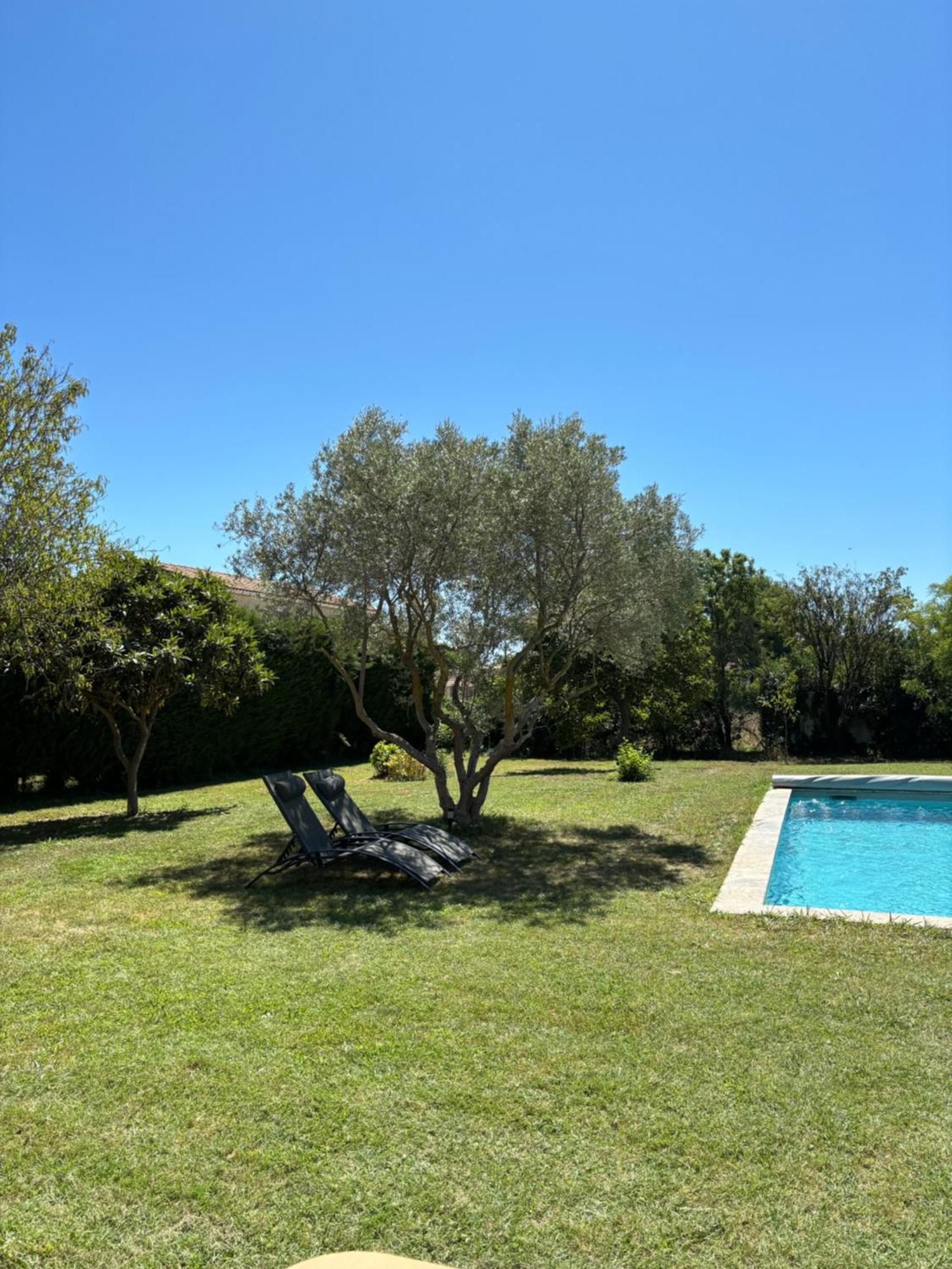 Studio En Provence Avec Piscine La Barben Экстерьер фото
